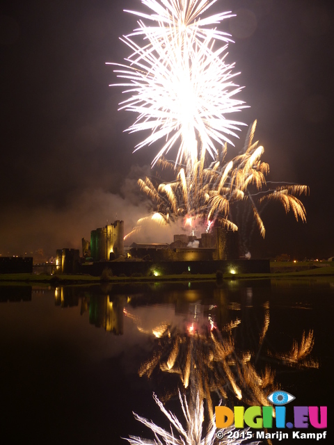 FZ024323 Fireworks over Caerphilly Castle